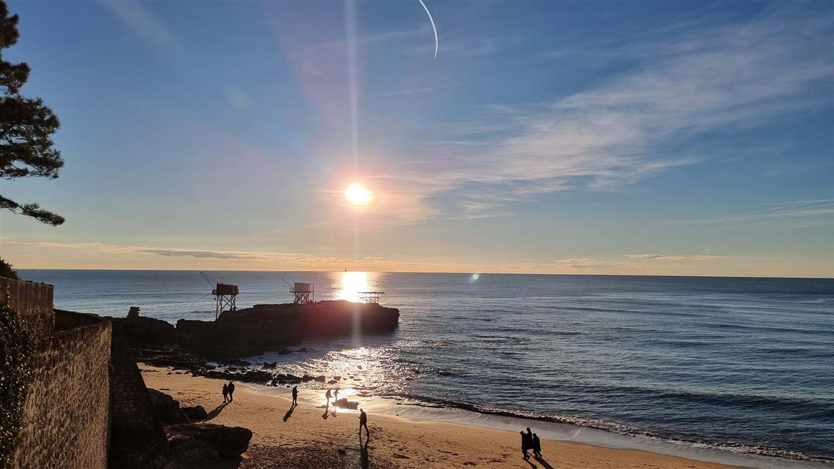 Plage de Royan avec l'architecture moderne de la Côte de Beauté