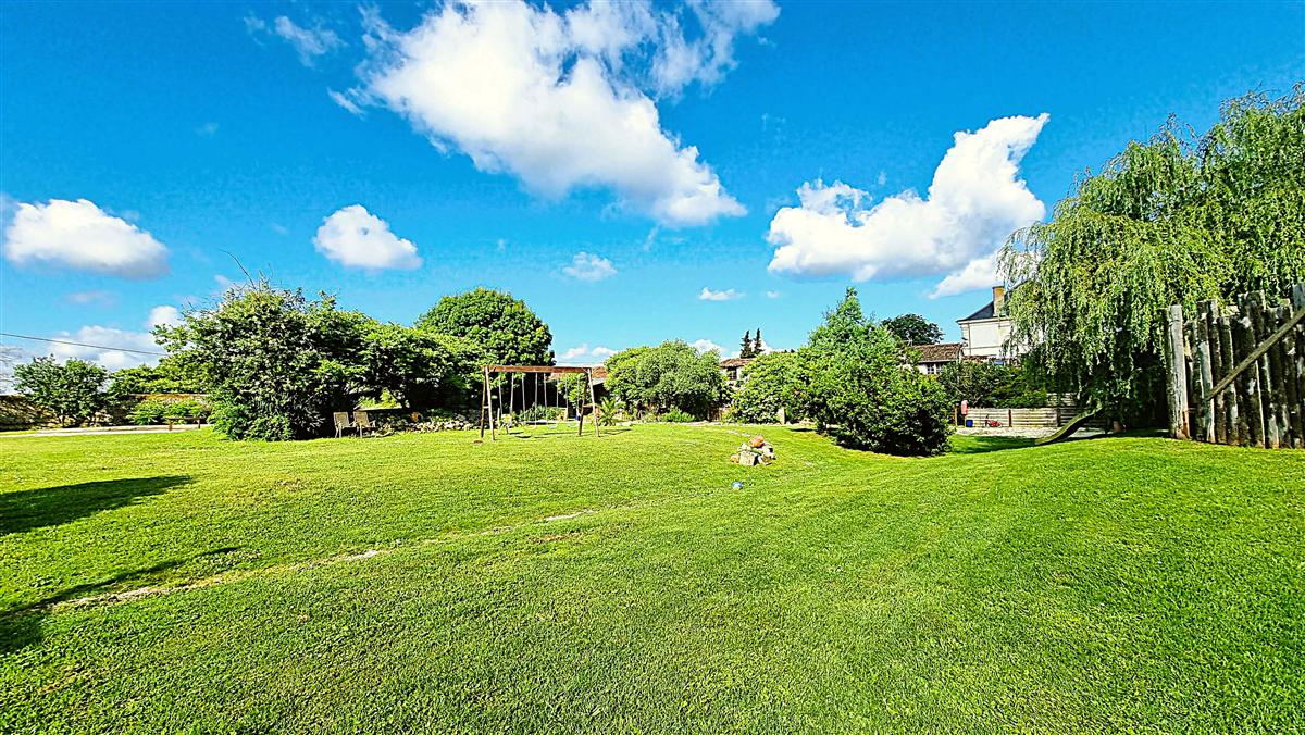 Vacances avec chien en Charente-Maritime, parc clos du Domaine de Rochebonne